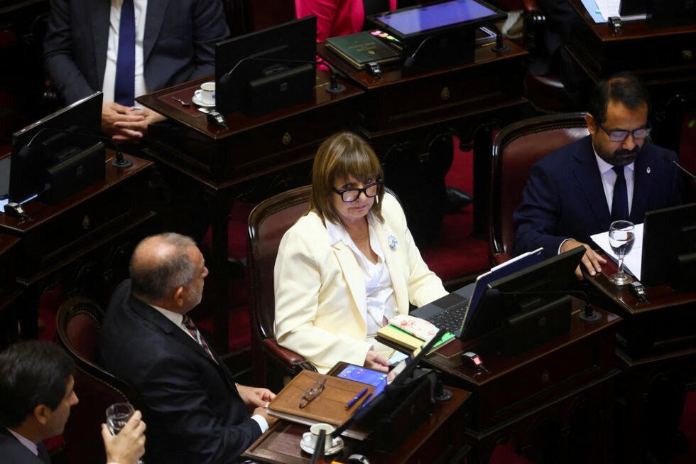 La senadora Patricia Bullrich asiste a una sesión del Senado argentino para debatir una ley penal juvenil destinada a reducir la edad de responsabilidad penal, en Buenos Aires, Argentina, el 27 de febrero de 2026.