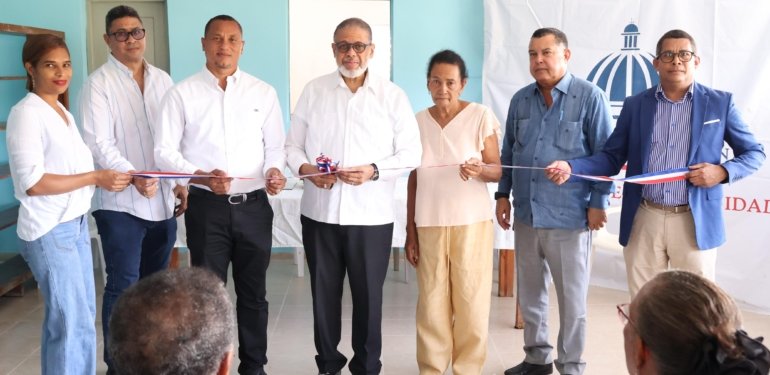 Desarrollo de la Comunidad entrega en Barahona panadería y repostería