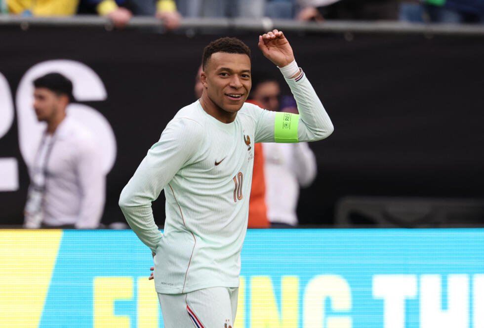 Kylian Mbappé célèbre son 56e but avec l'équipe de France.