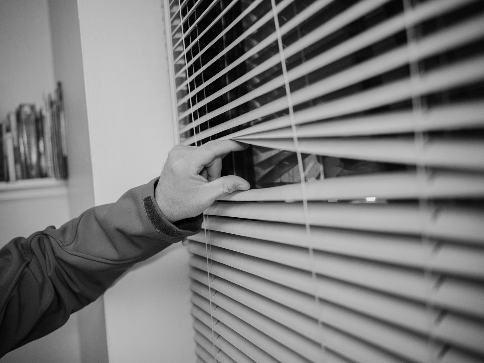 Mano abre persiana