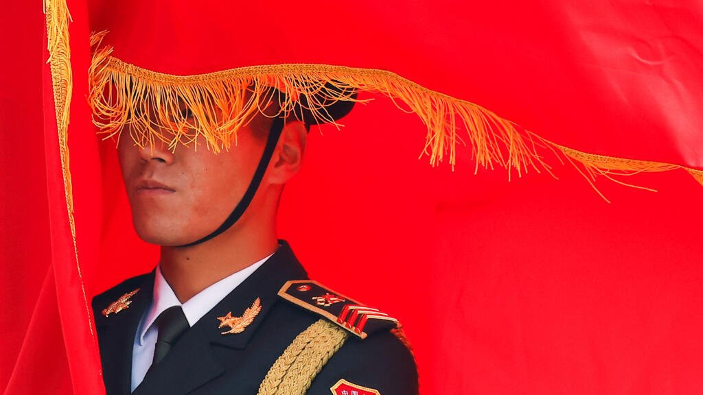 Un miembro de la guardia de honor del Ejército Popular de Liberación de China sostiene una bandera durante una ceremonia de bienvenida en el Gran Salón del Pueblo en Beijing el miércoles 12 de noviembre de 2025.