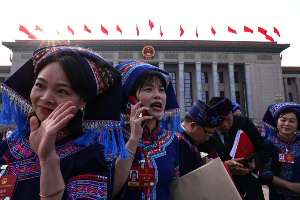 Delegados con trajes de minorías étnicas salen de la sesión de clausura de la Asamblea Nacional del Pueblo (APN), en el Gran Salón del Pueblo en Beijing, China, el 12 de marzo de 2026.