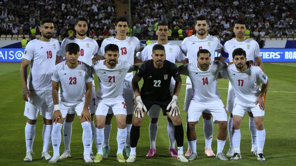 Los jugadores de Irán posan antes de un partido de clasificación asiática contra Corea del Norte en Teherán, Irán, el 10 de junio de 2025.