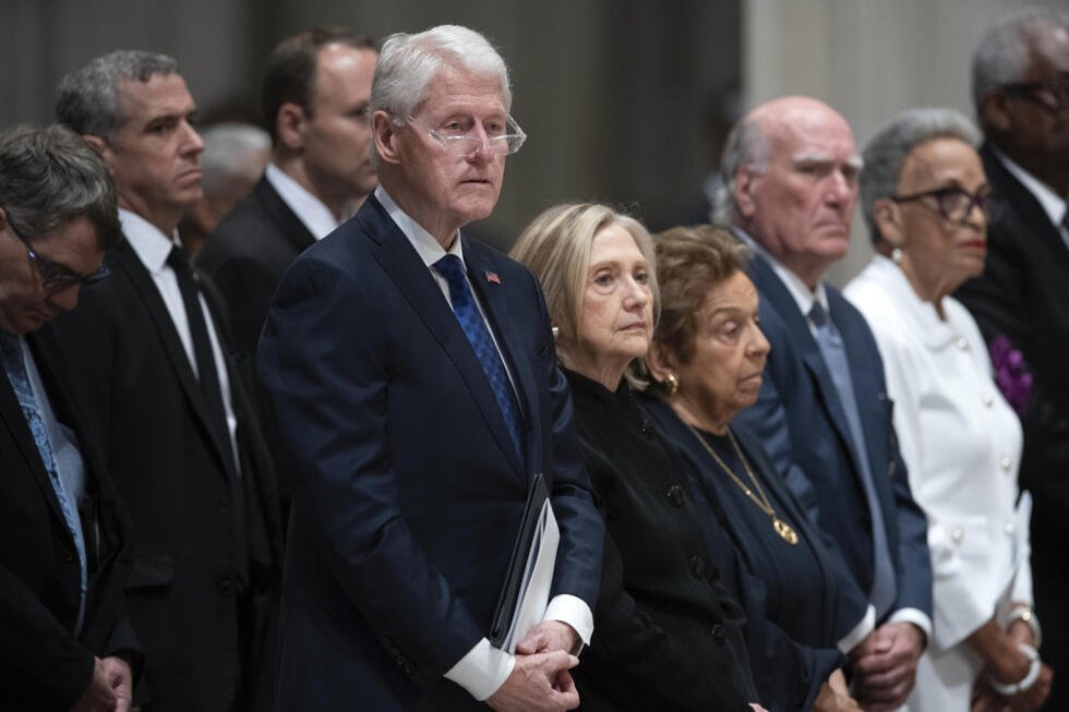 Bill et Hillary Clinton assistent aux obsèques d'Alexis Herman en la cathédrale de Washington, le 14 mai 2025.