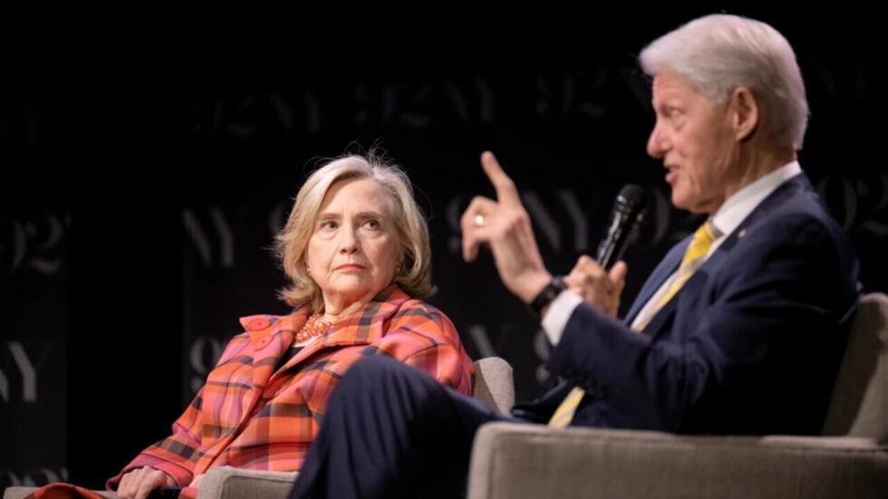 Archivo: el expresidente Bill Clinton, a la derecha, con la secretaria Hillary Rodham Clinton, en el 92nd Street Y, el 4 de mayo de 2023, en Nueva York.