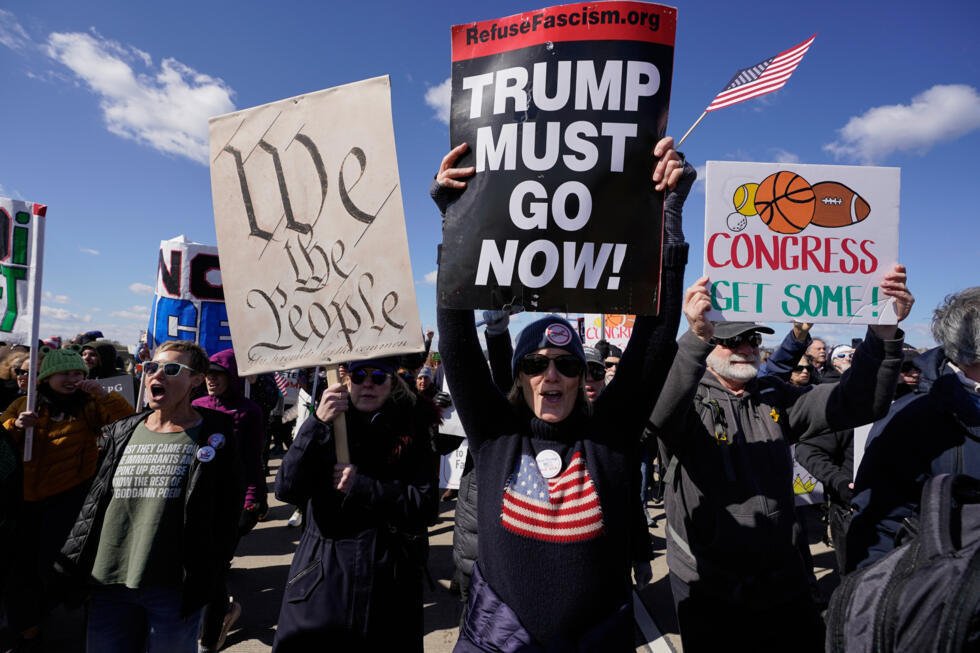 Manifestantes desfilan cerca del Memorial Bridge durante la protesta "No Kings" en Washington D.C., Estados Unidos, el 28 de marzo de 2026.