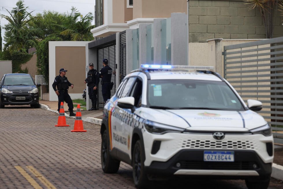 Agentes de policía permanecen apostados frente a la casa del expresidente brasileño Jair Bolsonaro, quien cumple arresto domiciliario tras la autorización del magistrado del Tribunal Supremo Alexandre de Moraes, luego de que Bolsonaro fuera declarado culpable por mayoría del Tribunal Supremo de planear un golpe de Estado para mantenerse en el poder tras perder las elecciones de 2022, en Brasilia, Brasil, el 27 de marzo de 2026.
