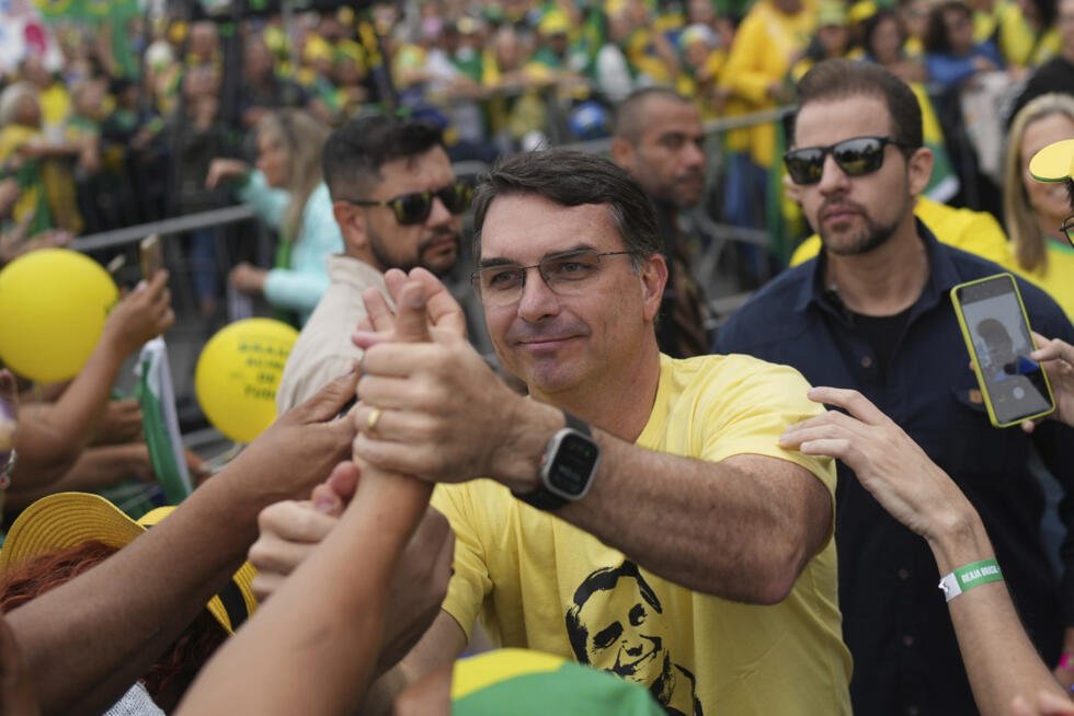 Archivo: el senador Flávio Bolsonaro, hijo del expresidente Jair Bolsonaro, saluda a sus seguidores durante una manifestación para protestar contra el juicio de su padre, en Río de Janeiro, Brasil, el 7 de septiembre de 2025.