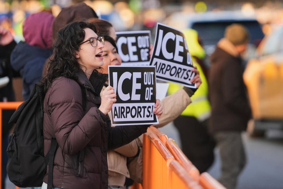 Manifestantes se reúnen frente a la Terminal 4 del aeropuerto JFK para protestar contra el uso de agentes de Inmigración y Control de Aduanas (ICE) en labores aeroportuarias. 25 de marzo de 2026.