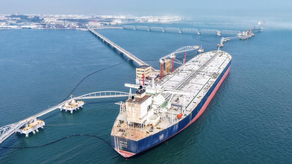 Un tanque descarga el petróleo el 25 de marzo de 2026 en el puerto de Qingdao, en el este de China