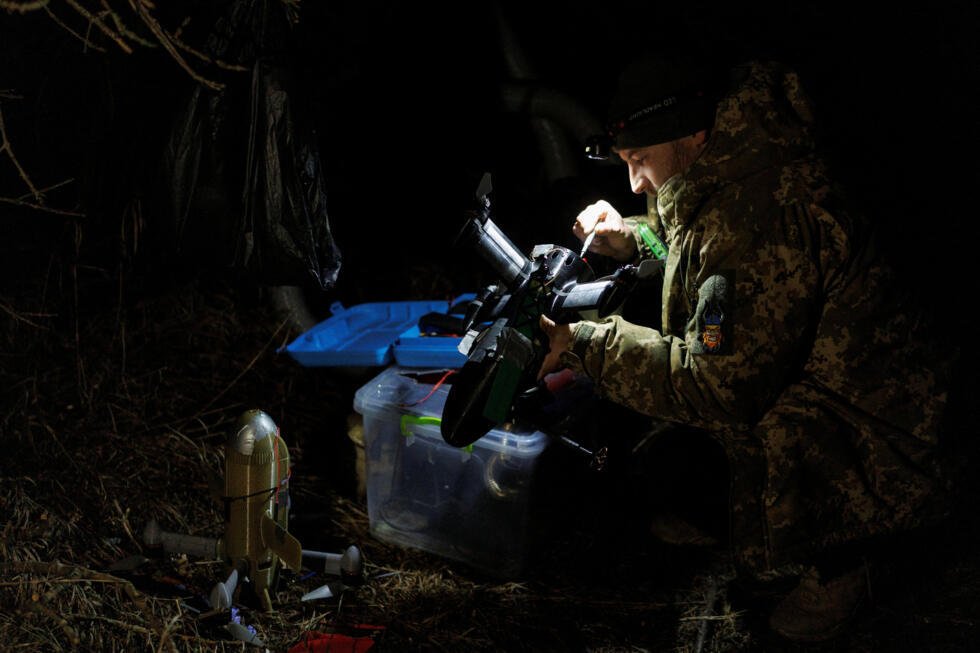 Yuriy, miembro de una unidad de defensa aérea del 420.º Batallón Independiente de Sistemas No Tripulados de Khort, se prepara para poner en vuelo los drones interceptores P1-Sun y Sting FPV durante su turno de combate, en medio del ataque de Rusia contra Ucrania, en la región de Járkov, Ucrania, el 17 de marzo de 2026.