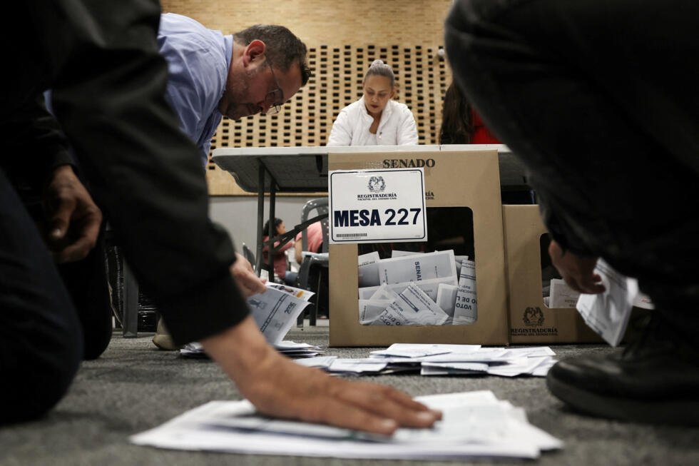 Foto de archivo. Los funcionarios electorales cuentan las papeletas marcadas tras el cierre de los colegios electorales en las elecciones al Congreso y las primarias de los partidos para elegir al candidato presidencial, en Bogotá, Colombia, el 8 de marzo de 2026.