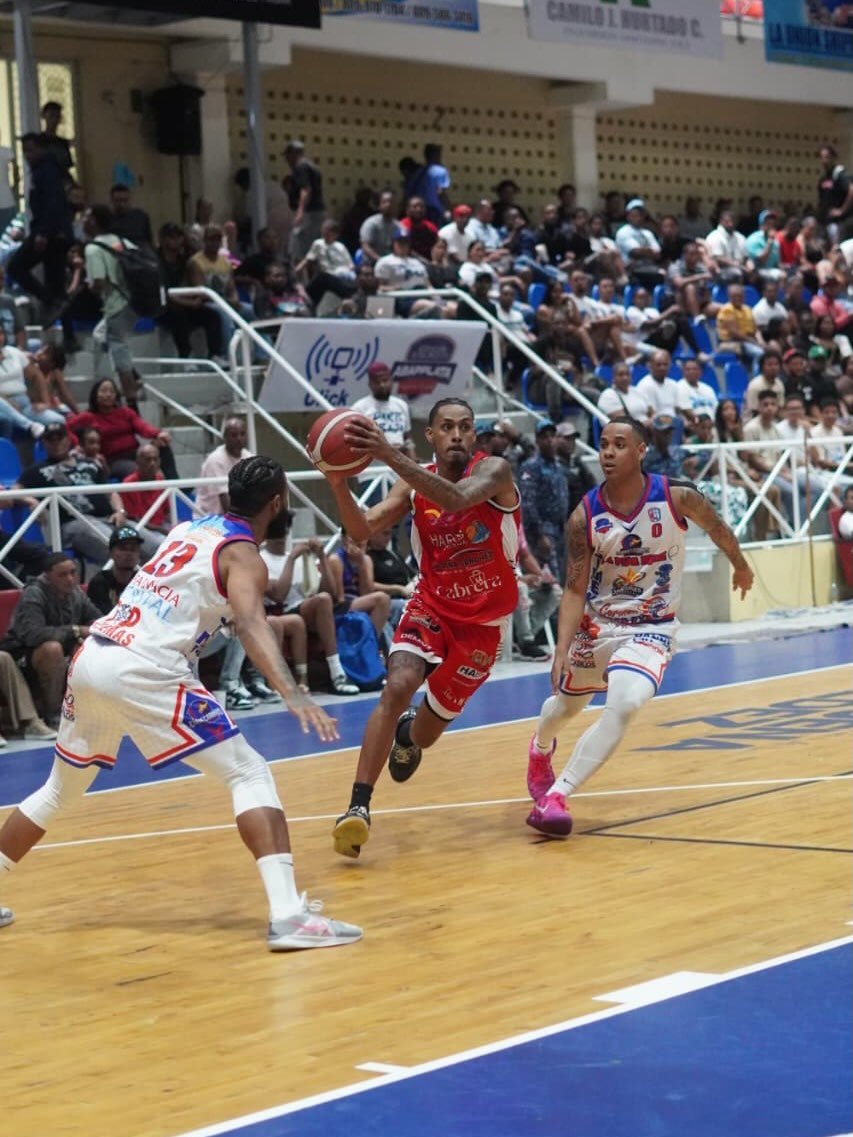 Cotorras del Gustavo y Sosúa Sharks en la final basket de PP imagen
