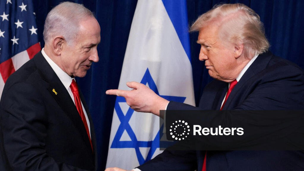 FOTO DE ARCHIVO: El presidente de Estados Unidos, Donald Trump, señala con el dedo al primer ministro israelí, Benjamin Netanyahu, mientras se dan la mano durante una conferencia de prensa tras reunirse en el club Mar-a-Lago de Trump en Palm Beach, Florida, Estados Unidos, el 29 de diciembre de 2025.