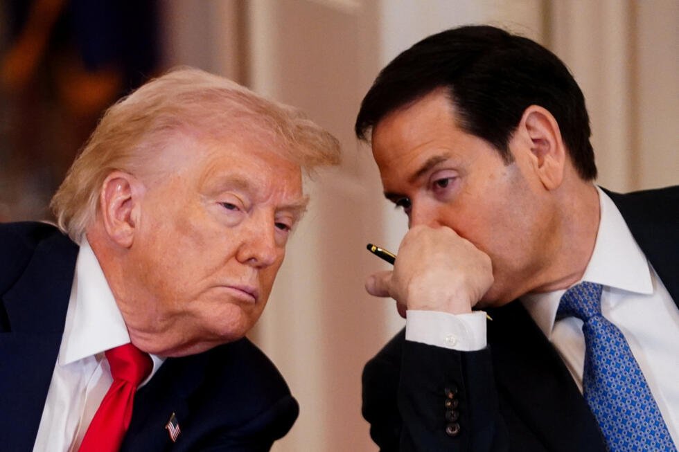 Archivo: el presidente de Estados Unidos, Donald Trump, escucha al secretario de Estado, Marco Rubio, durante una mesa redonda sobre deportes universitarios en la Casa Blanca en Washington, D.C., el 6 de marzo de 2026.