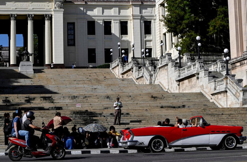 Estudiantes se sientan frente a la Universidad de La Habana para protestar contra la interrupción de clases debido a la escasez de energía e internet, en La Habana, Cuba, 9 de marzo de 2026.