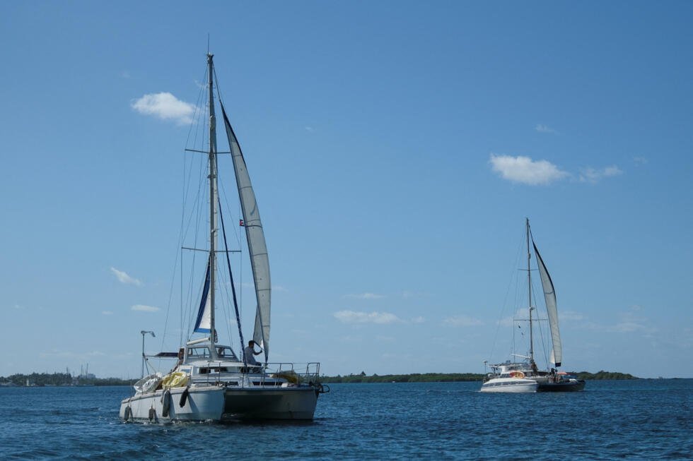Los veleros Friendship y Tigger Moth, que transportan ayuda humanitaria para Cuba y están tripulados por activistas que participan en la flotilla del Convoy Nuestra América, parten de Isla Mujeres, estado de Quintana Roo, México, el 21 de marzo de 2026.