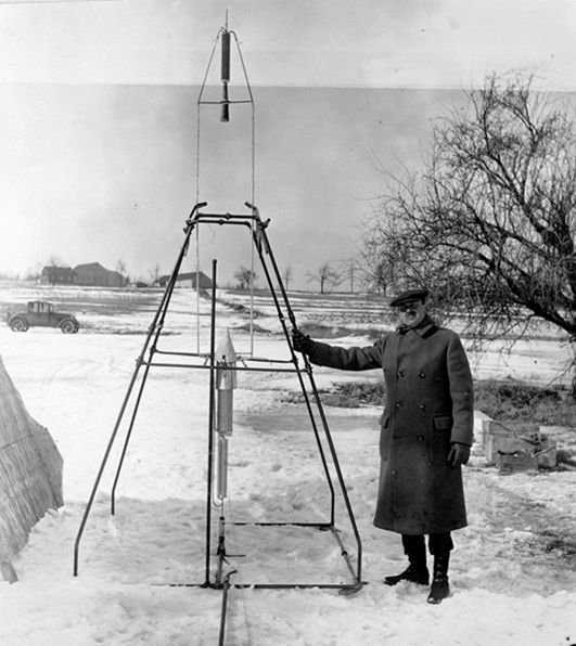 Robert Goddard posa junto a Nell en el huerto de su tía justo antes del lanzamiento el 16 de marzo de 1926.