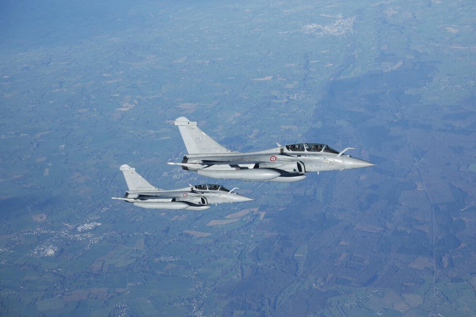 Aviones Rafale siguen a un avión de reabastecimiento MRTT durante una operación aérea momentos antes de la llegada del presidente francés Emmanuel Macron a la base naval de submarinos nucleares Ile Longue en Crozon, Francia, el 2 de marzo de 2026.