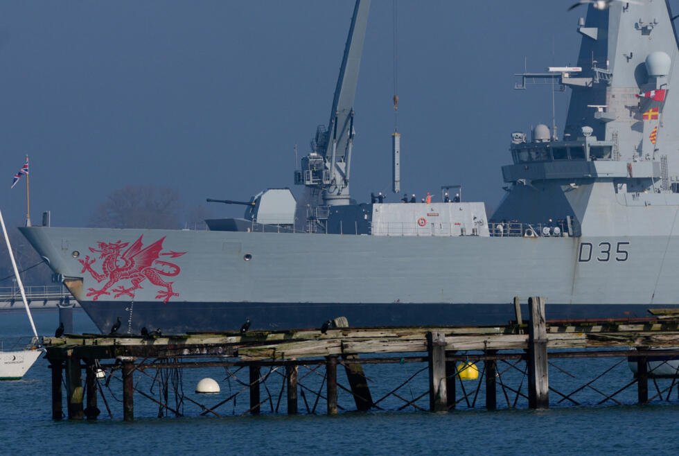 Los miembros de la tripulación del HMS Dragon trabajan durante las operaciones de munición en la Instalación de Municiones del Puerto Superior (UHAF) en el puerto de Portsmouth, después de que el primer ministro británico, Keir Starmer, anunciara que Gran Bretaña desplegaría el buque de guerra, junto con helicópteros equipados con capacidades antidrones, en el Mediterráneo oriental a medida que se intensifica el conflicto en Oriente Medio. El buque también está en Portsmouth, Gran Bretaña, el 4 de marzo de 2026.