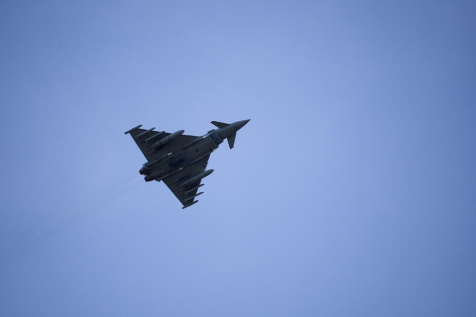 Un avión vuela cerca de la RAF Akrotiri, una base soberana británica que fue alcanzada por un dron la madrugada del lunes, causando daños limitados, en Chipre, el 6 de marzo de 2026.