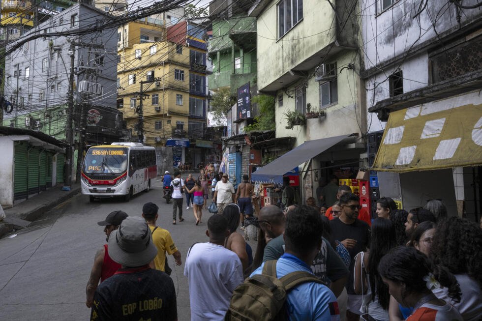 Unos turistas visitan la favela de Rocinha, en Río de Janeiro, el 5 de marzo de 2026 en Brasil.