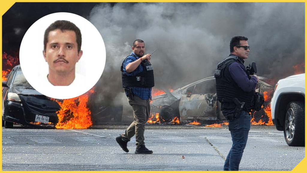 Collage realizado por France 24 con una foto de la agencia Reuters que muestra a agentes de policía mientras aseguran el área donde miembros del crimen organizado incendiaron vehículos para bloquear una carretera luego de un operativo militar en el que murió el narcotraficante mexicano Nemesio Oseguera, conocido como "El Mencho", quien aparece en el margen superior izquierdo de la imágen. La fotografía fue tomada en Zapopan, México, el 22 de febrero de 2026.