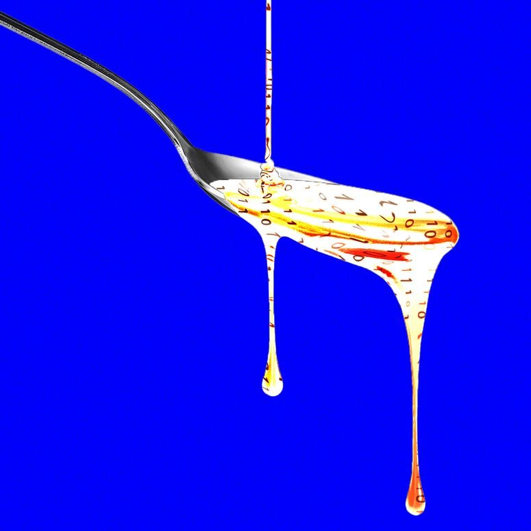 Ilustración fotográfica de código derretido goteando de una cuchara.