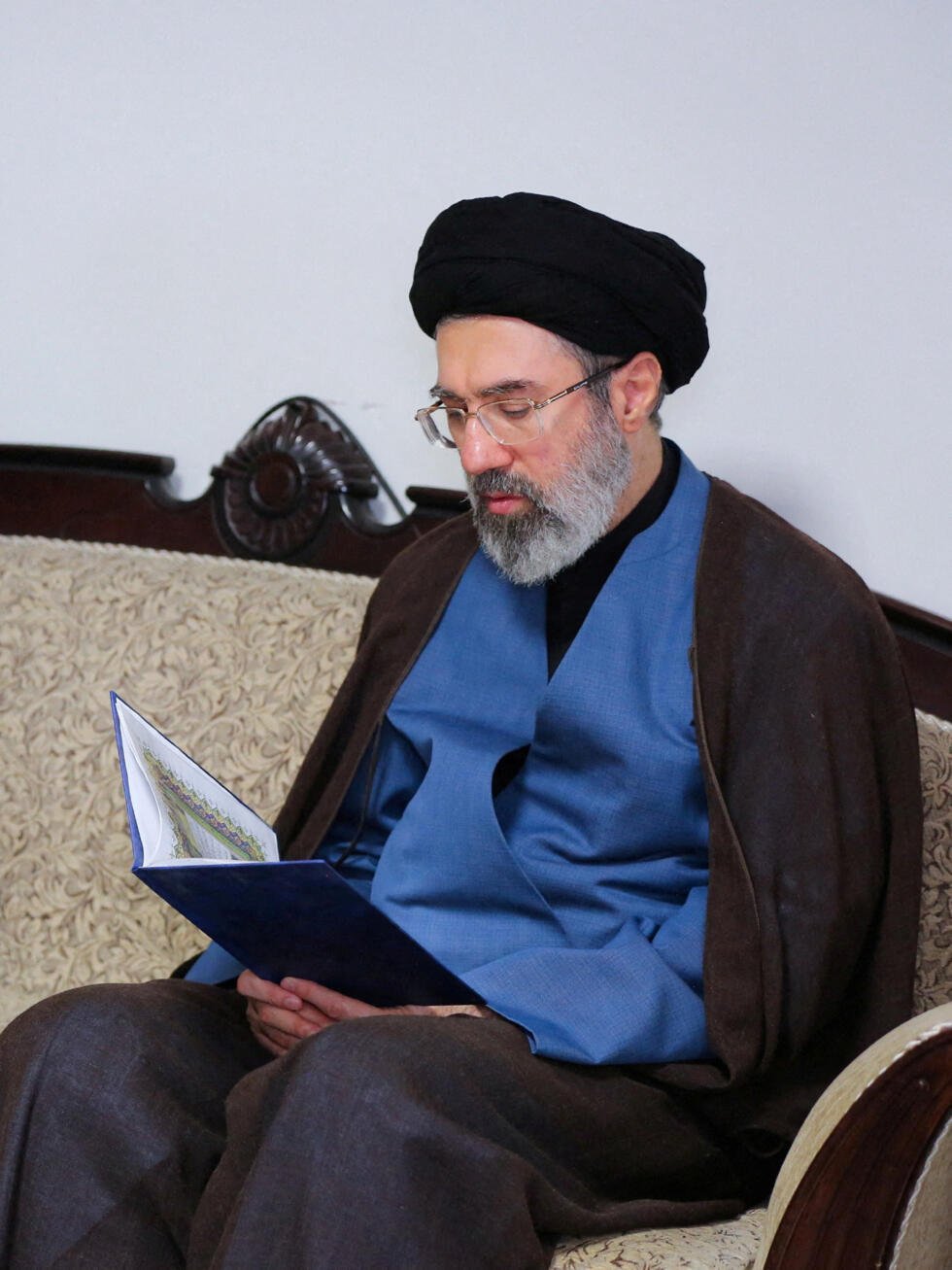 : Mojtaba Khamenei, el segundo hijo del difunto líder supremo de Irán, el ayatolá Ali Khamenei, visita la oficina de Hezbolá en Teherán, Irán, el 1 de octubre de 2024.