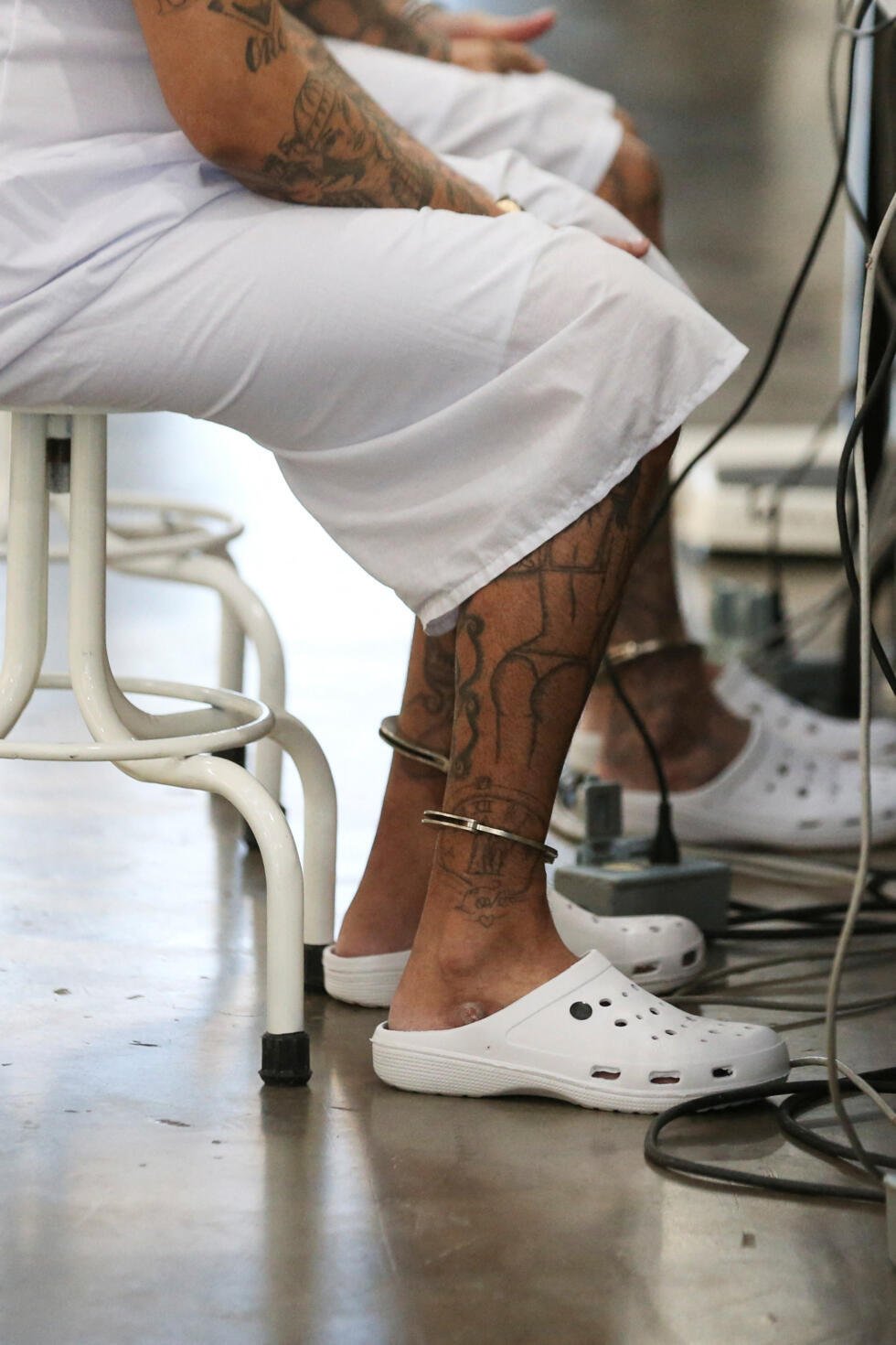 Un preso recibe atención médica durante una visita de prensa al Centro de Confinamiento por Terrorismo (CECOT) en Tecoluca, El Salvador, el 30 de enero de 2026.