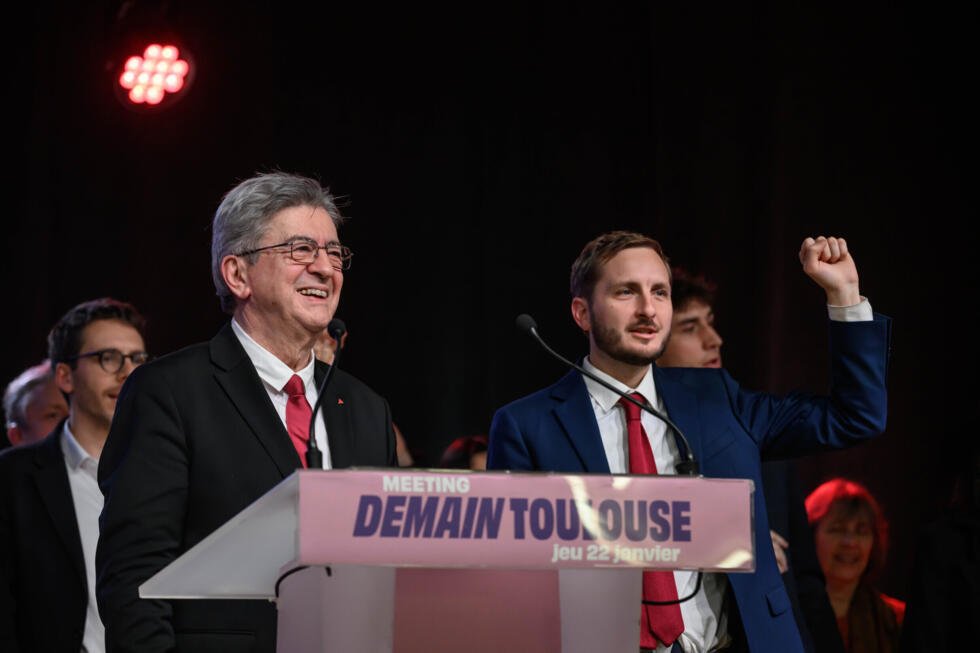 François Piquemal (d), candidato de La Francia Insumisa (LFI) a la alcaldía de Toulouse, en campaña junto a Jean-Luc Mélenchon, el 22 de enero de 2026