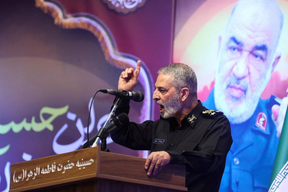 El Jefe del Estado Mayor de las Fuerzas Armadas de Irán, Abdolrahim Mousavi, habla durante una ceremonia de duelo por el difunto Comandante en Jefe del Cuerpo de la Guardia Revolucionaria Islámica (CGRI), el general Hossein Salami, quien murió en ataques israelíes, en Teherán, Irán, el 4 de julio de 2025.