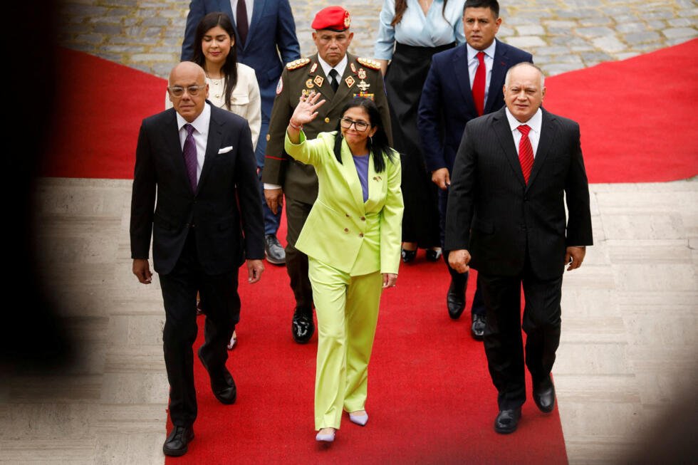 La presidenta interina de Venezuela, Delcy Rodríguez, saluda mientras camina, junto al ministro del Interior de Venezuela, Diosdado Cabello, y el presidente de la Asamblea Nacional, Jorge Rodríguez, para pronunciar su primer discurso anual a la nación en la Asamblea Nacional, luego del ataque estadounidense en Caracas que resultó en la captura del presidente Nicolás Maduro y su esposa, Cilia Flores, en Caracas, Venezuela, el 15 de enero de 2026.