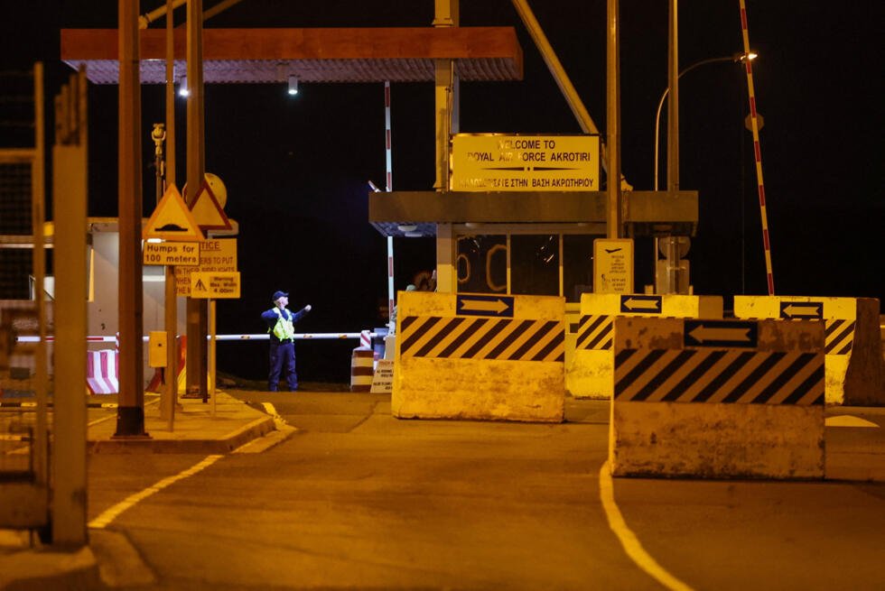 Entrada a la RAF Akrotiri, una base soberana británica en Chipre que fue alcanzada por un dron no tripulado durante la noche, causando daños limitados, después de que sonaran las sirenas, en Chipre el 2 de marzo de 2026.