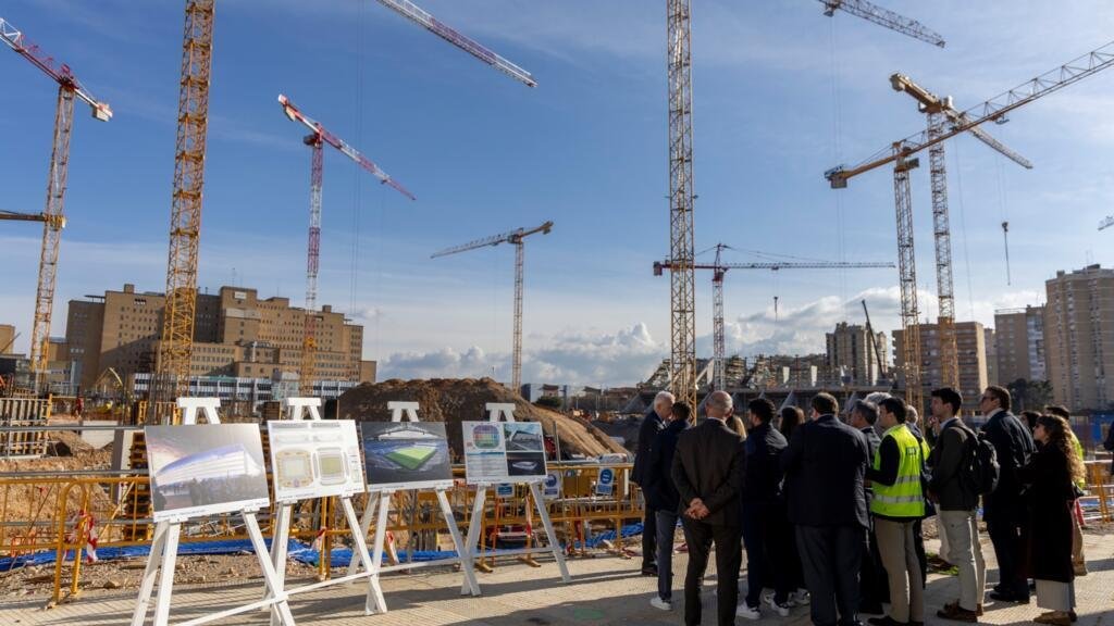 Miembros de la FIFA inspeccionan las labores de construcción en la ciudad de Zaragoza, España, el 10 de marzo de 2025.