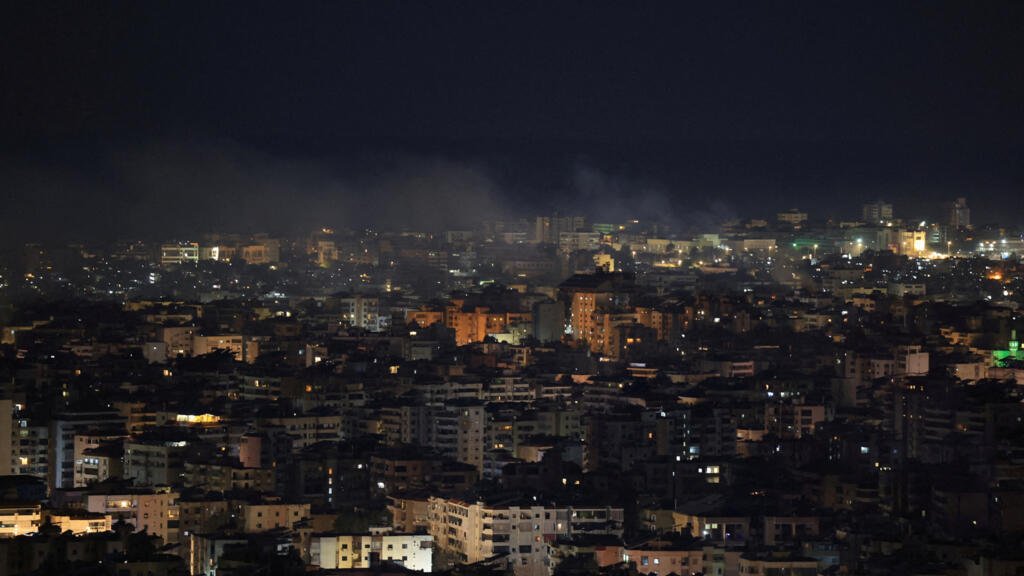 El humo se eleva tras los ataques israelíes en los suburbios del sur de Beirut, Líbano, el 2 de marzo de 2026. 