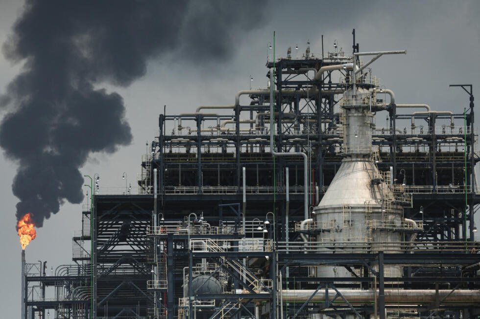 Una llama se eleva desde una llamarada de gas en la refinería de petróleo y planta de fertilizantes de Dangote Industries en el distrito de Ibeju Lekki de Lagos, Nigeria, el 2 de marzo de 2026.