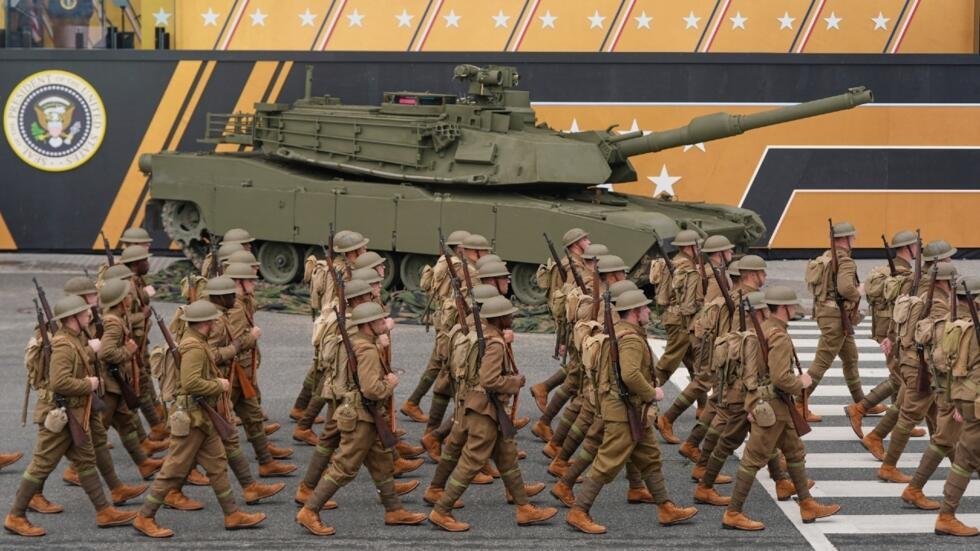 En esta foto de archivo, soldados de la 82ª División Aerotransportada del Ejército, vestidos con uniformes de la Primera Guerra Mundial, desfilan frente a la tribuna de honor y el presidente Donald Trump durante un desfile militar que conmemora el 250.º aniversario del Ejército, el 14 de junio de 2025, en Washington.