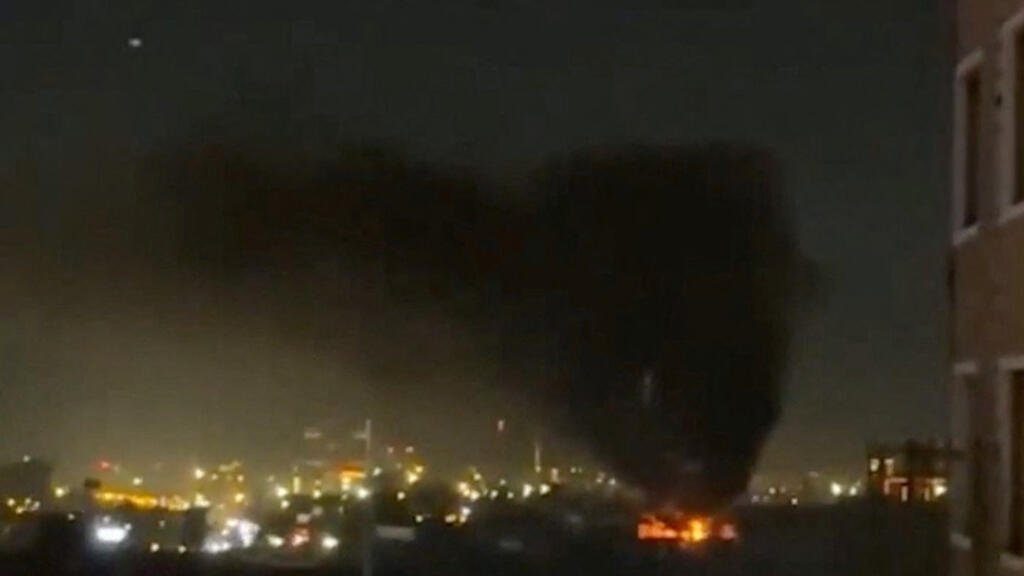 Humo y llamas se elevan tras un ataque con drones contra el consulado de Emiratos Árabes Unidos en Erbil, Irak, en esta captura de pantalla obtenida de redes sociales el 9 de marzo de 2026.