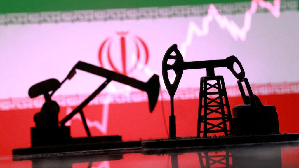 Bombas extractoras de petróleo impresas en 3D, la bandera de Irán y un gráfico bursátil en alza aparecen en esta ilustración realizada el 2 de marzo de 2026.
