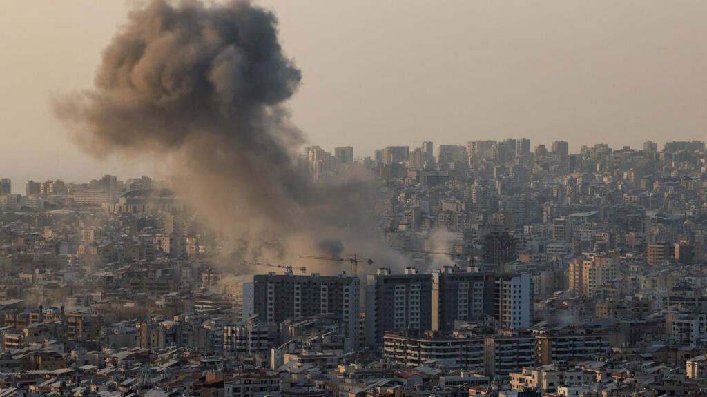 Se observa humo tras ataques israelíes, luego de una escalada de violencia entre Hezbolá e Israel, en el marco del conflicto entre Estados Unidos, Israel e Irán, en los suburbios del sur de Beirut, Líbano, el 12 de marzo de 2026.