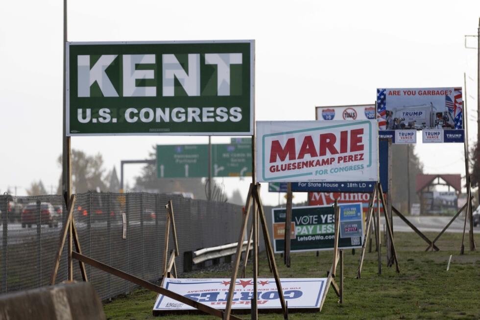 Foto de archivo. Se observan carteles de campaña de la candidata por el 3.º distrito de Washington, la representante Marie Gluesenkamp Pérez (demócrata por Washington), y del candidato republicano Joe Kent a lo largo de la Interestatal 5 en Ridgefield, Washington, el martes 5 de noviembre de 2024.