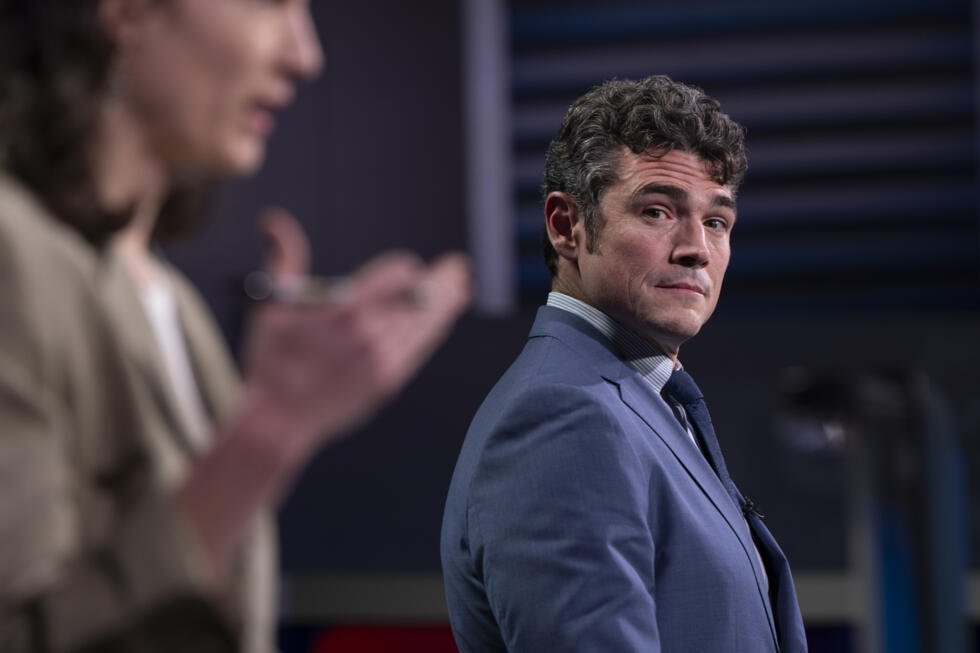 El candidato republicano Joe Kent, a la derecha, observa mientras la representante Marie Gluesenkamp Pérez, demócrata por Washington, interviene durante un debate sobre el 3.º distrito de Washington celebrado en los estudios de KATU el lunes 7 de octubre de 2024 en Portland, Oregón.