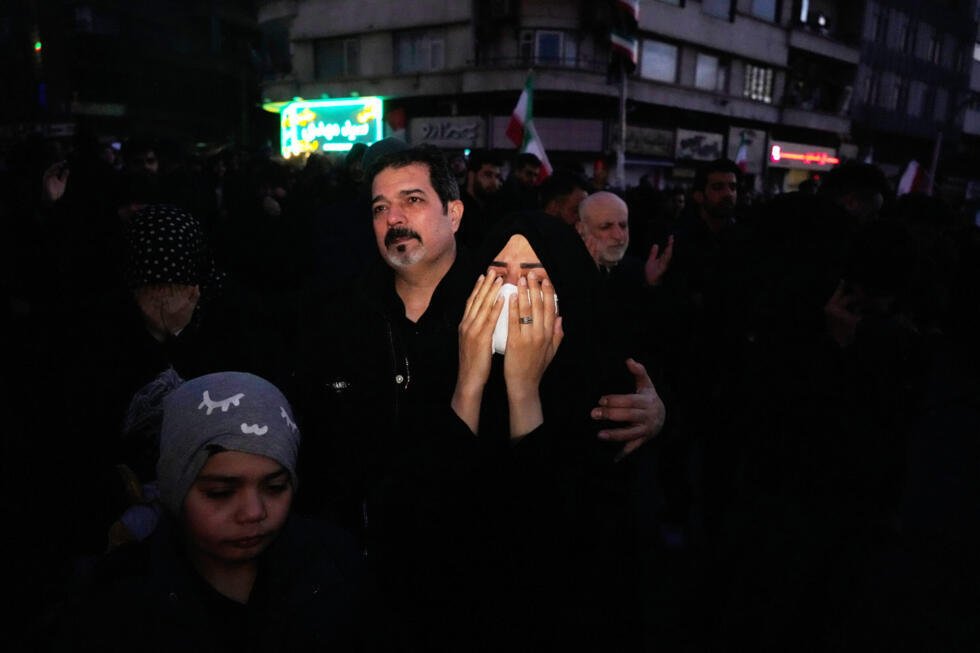 Simpatizantes del gobierno lloran durante una concentración tras el anuncio oficial en la televisión estatal de la muerte del líder supremo de Irán, el ayatolá Ali Khamenei, en Teherán, Irán, el domingo 1 de marzo de 2026.