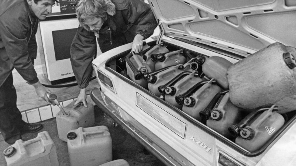 Un automovilista llena varios bidones con gasolina en una gasolinera de Fráncfort, Alemania, mientras acapara combustible durante la crisis del petróleo de noviembre de 1973.