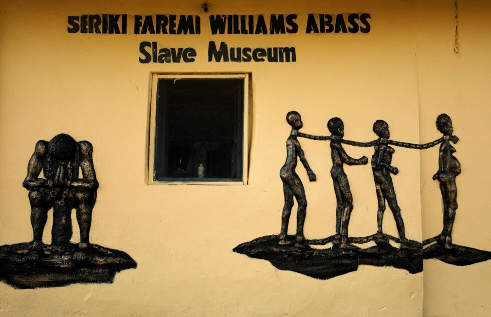 FOTO DE ARCHIVO: Un bajorrelieve que representa a esclavos encadenados, incrustado en la pared del Museo de la Esclavitud Seriki Abass en Badagry, Nigeria, el 19 de junio de 2019.