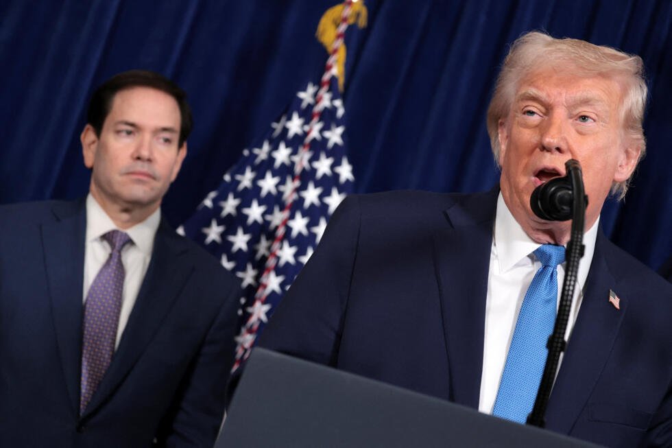 El secretario de Estado Marco Rubio observa al presidente estadounidense Donald Trump mientras ofrece una conferencia de prensa luego de un ataque estadounidense contra Venezuela, donde el presidente Nicolás Maduro y su esposa, Cilia Flores, fueron capturados, desde el club Mar-a-Lago de Trump en Palm Beach, Florida, EE. UU., el 3 de enero de 2026.