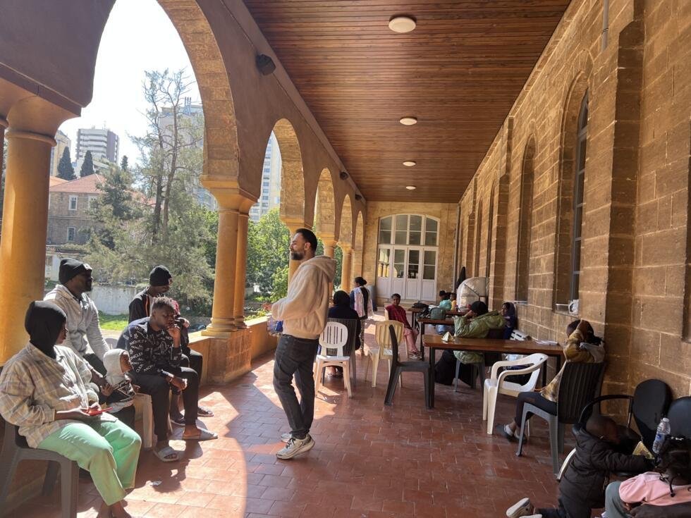 Robert Gemayel discute avec des réfugiés de l'église Saint-Joseph de Beyrouth.
