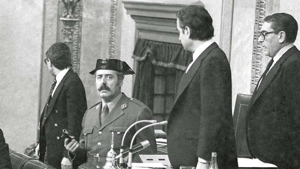 El teniente coronel Antonio Tejero irrumpe, pistola en mano, en el Congreso de los Diputados durante la segunda votación de investidura de Leopoldo Calvo Sotelo como presidente del Gobierno de España, el 23 de febrero de 1981.