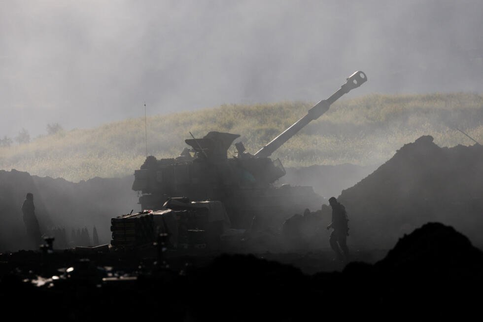 El humo se eleva mientras una unidad de artillería israelí dispara hacia el Líbano, en medio de la escalada de tensión entre Hezbolá —respaldado por Irán— e Israel, y del conflicto entre Estados Unidos, Israel e Irán, en el lado israelí de la frontera entre Israel y el Líbano, en el norte de Israel, el 17 de marzo de 2026